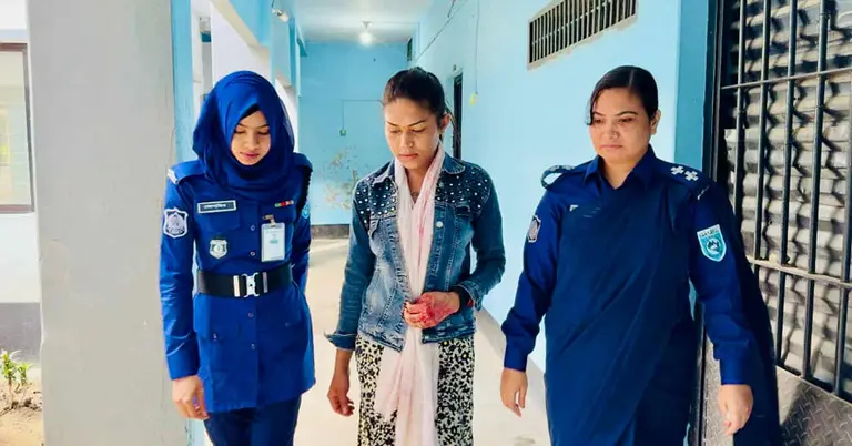 তৃতীয় লিঙ্গের নাগরিক আটক